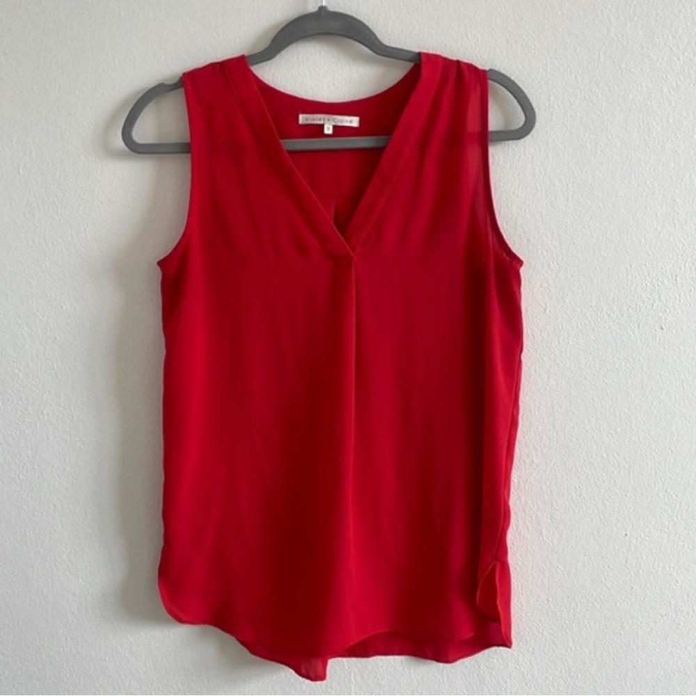 Violet + Claire Sleeveless V-Neck Blouse – Red – Size S